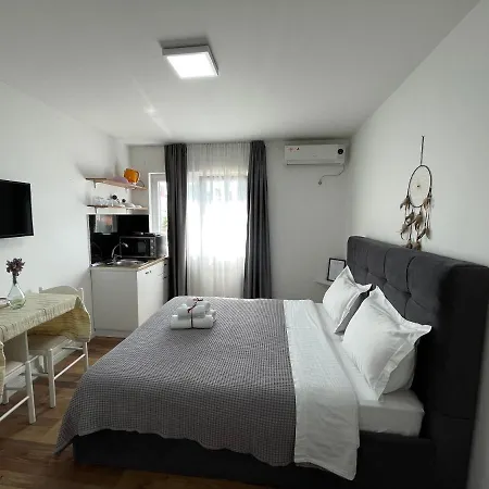Central Studio Apartments Lägenhetshotell Tirana