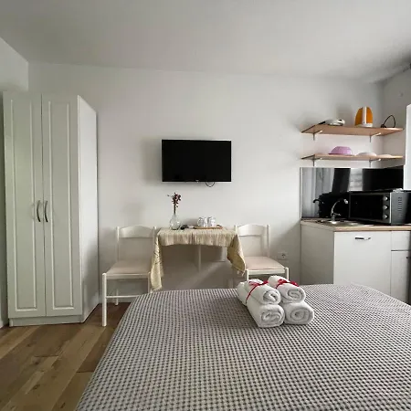 Central Studio Apartments Lägenhetshotell Tirana