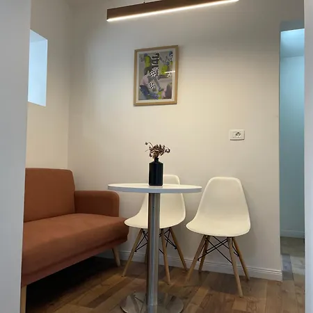 Central Studio Apartments Lägenhetshotell Tirana